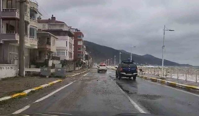 Yalova'da fırtınada dev dalgalar Esenköy kıyılarını dövdü