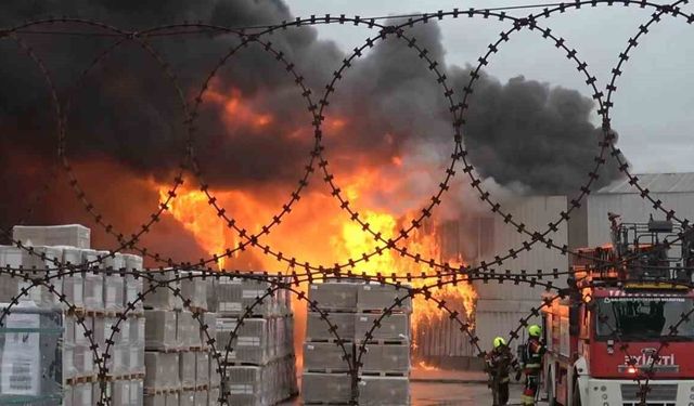 Yapı market deposundaki yangın kontrol altında