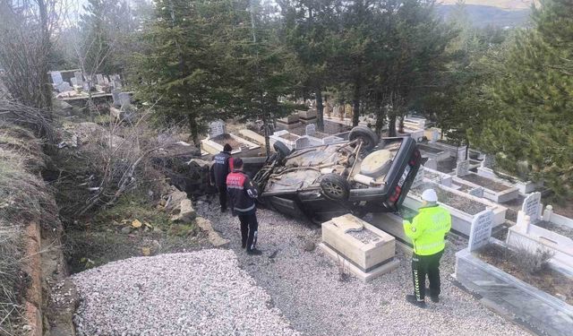 Yozgat'ta otomobil mezarlığa uçtu: 2 yaralı