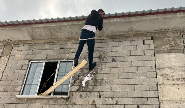 Yüksekova'da yürekleri ağza getiren kaza: Çatıda asılı kalan vatandaş kurtarıldı