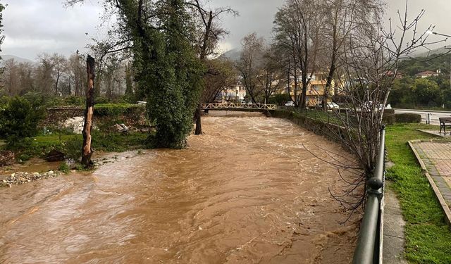 Antalya'da sağanak: Evler ve bahçeler su altına kaldı