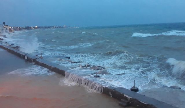 Çanakkale'de kuvvetli fırtına etkili oldu