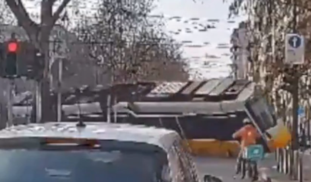 Tramvay raydan çıkıp mağazalara daldı!