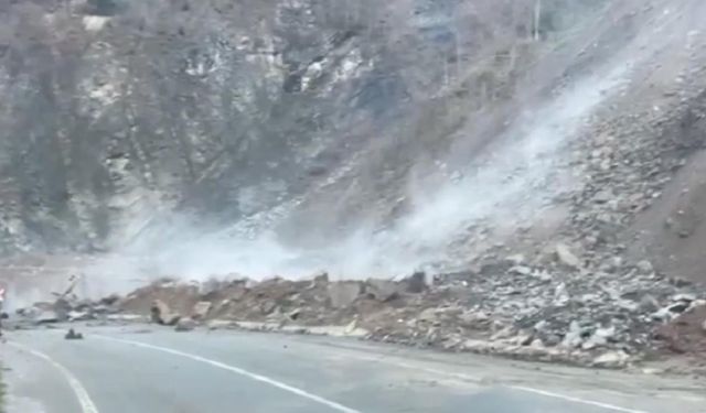 Rize'de heyelan nedeniyle köy yolu ulaşıma kapandı