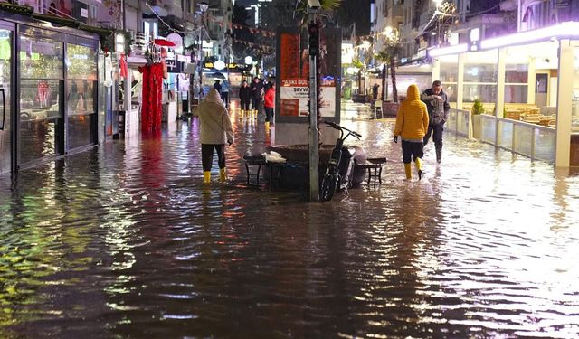İzmir'de sağanak: İş yerleri ve yollar su altında kaldı