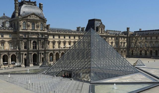 Louvre Müzesi'nin müdürü istifa etti