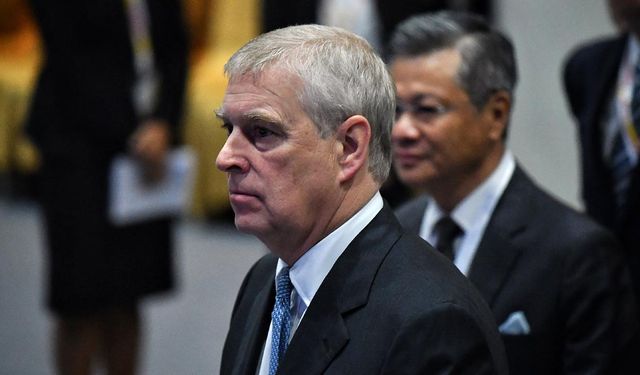 Kraliçe Elizabeth'in, Epstein mağduruna sus payı ödemesi için oğluna borç verdiği öne sürüldü