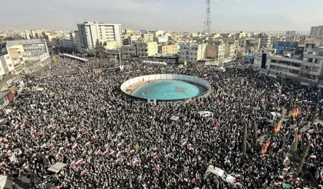 Tahran meydanları Mücteba Hamaney'e biat için doldu