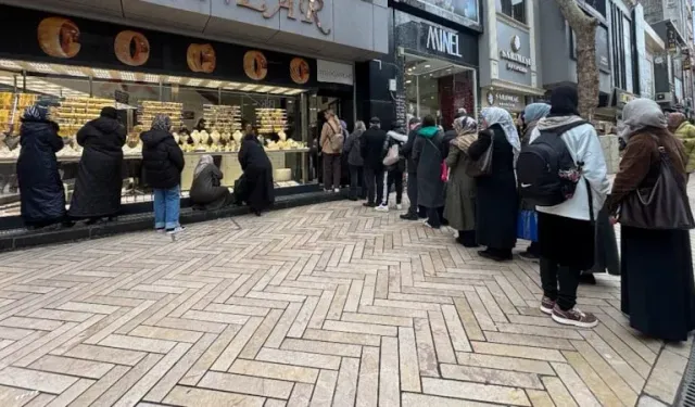 Altın fiyatları düşünce uzun kuyruklar oluştu