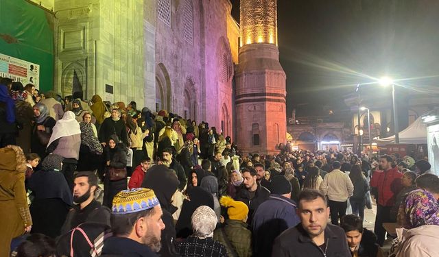 Bursa Ulu Camii, Kadir Gecesi’nde ziyaretçi akınına uğradı