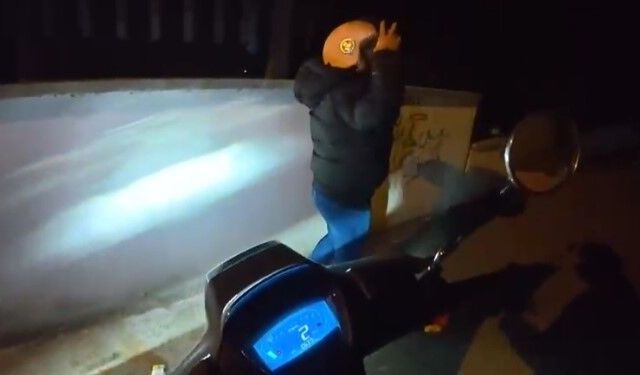 Bursa'da annesine gece motor sürmeyi öğreten genç izleyenleri gülümsetti