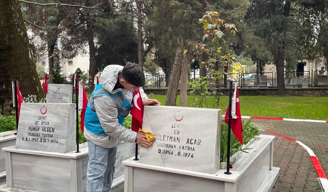 Bursa'da öğrencilerden şehit kabirlerine bayram temizliği