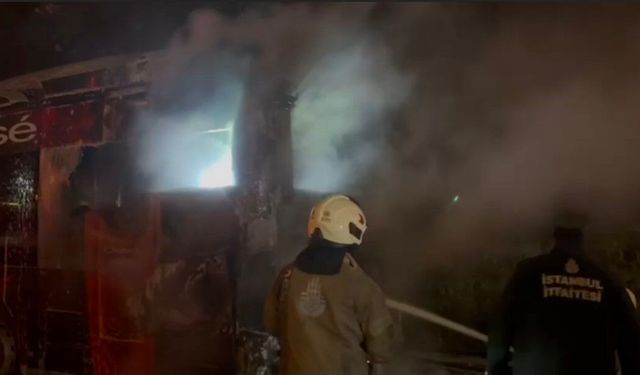 15 Temmuz Şehitler Köprüsü'nde metrobüs alev alev yandı: Yolcular tahliye edildi