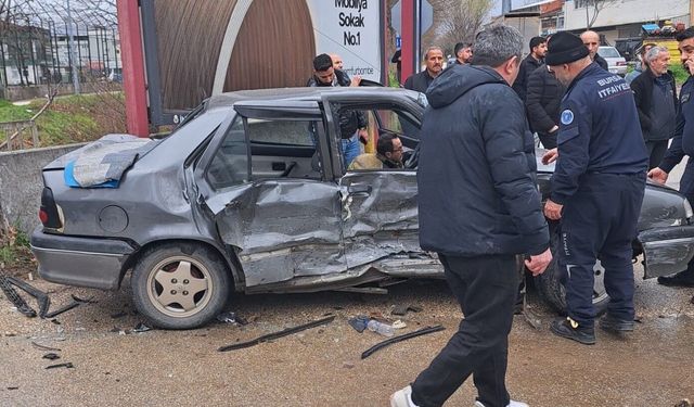 Bursa'da 2 aracın karıştığı kazada 4'ü çocuk 9 kişi yaralandı