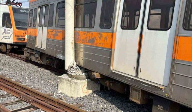 Raydan çıkan metro vagonu direğe çarptı