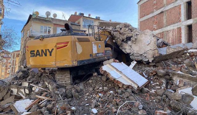 Ağır hasarlı binanın enkazı iş makinesinin üstüne yıkıldı