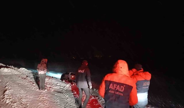 Ağrı'da tipi nedeniyle şarampole kayan araçtaki 2'si çocuk 4 kişi kurtarıldı