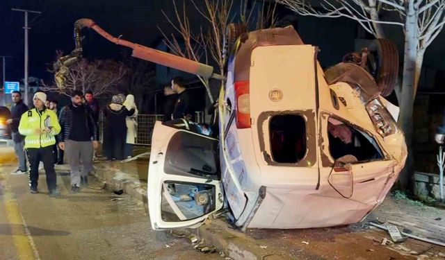 Aksaray'da hafif ticari araç takla attı: 2 ağır yaralı