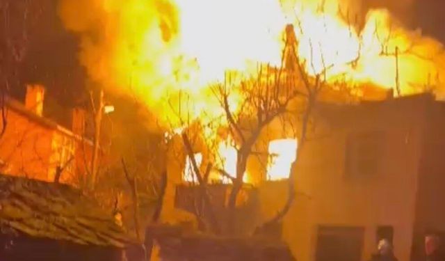 Alevlere teslim olan iki katlı ev kullanılmaz hale geldi