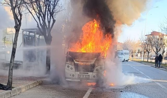 Alevlerin bir anda sardığı minibüsteki yangın paniğe neden oldu