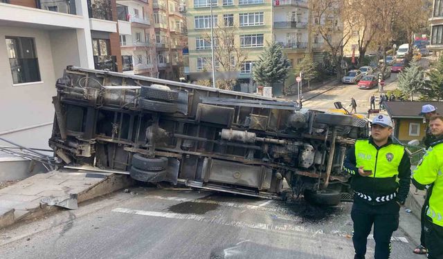 Ankara'da devrilen kamyonet güvenlik kamerasına yansıdı