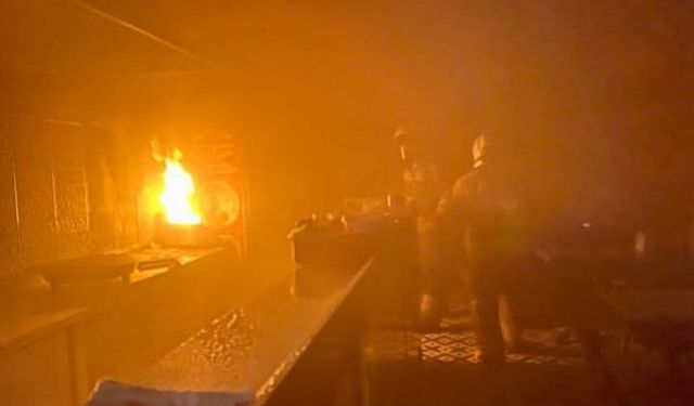 Antakya'da kızartma makinesinden çıkan yangında dönercide alevler yükseldi