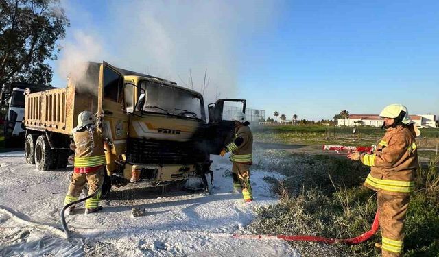 Arsuz'da kamyonet alevlere teslim oldu
