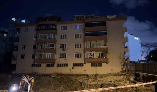 Bahçelievler'de inşaat çalışmasında zemininde boşluk oluşan 4 katlı bina mühürlendi