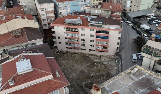 Bahçelievler'de temeli kayan bina havadan görüntülendi