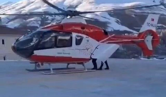 Bahçesaray'daki minik hasta helikopter ambulansla Van'a sevk edildi