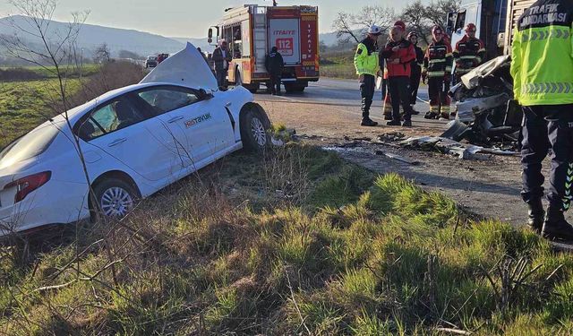 Balıkesir'de trafik kazası: 1 ölü, 2 yaralı