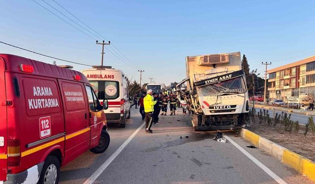Balıkesir'deki kamyon ile traktör çarpıştı: 2 yaralı