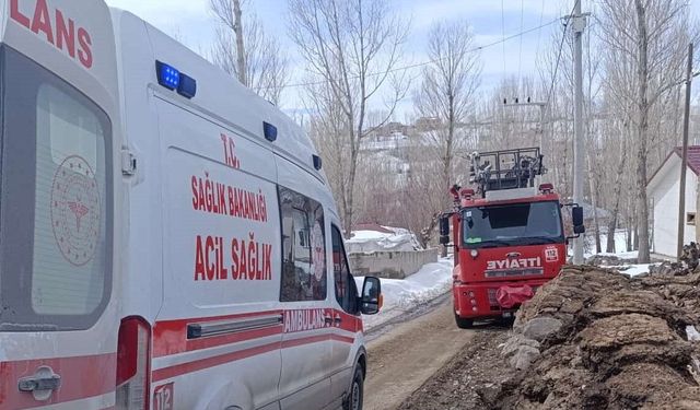 Başkale'de korkutan yangın: 3 çocuk tedavi altına alındı