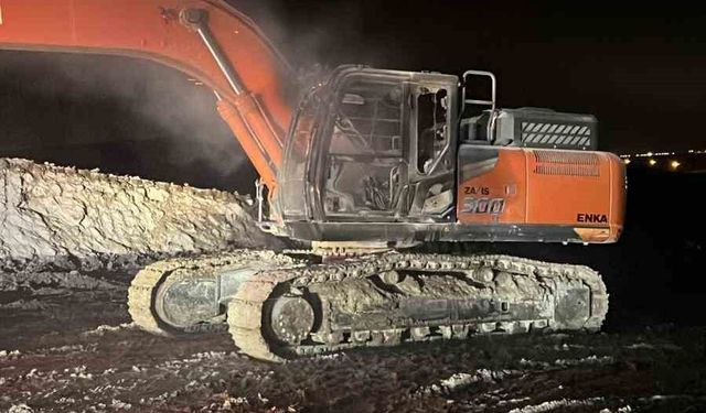 Batman Oymataş OSB şantiyesinde iş makinesi yakıldı
