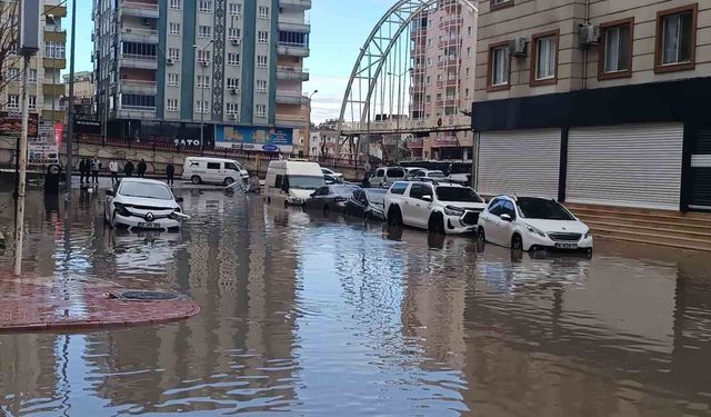 Batman'da sağanak yağış hayatı durma noktasına getirdi