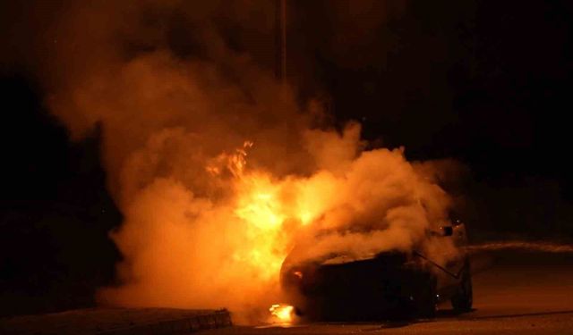 Bayram için yeğeninden emanet aldığı araç alev alev yandı