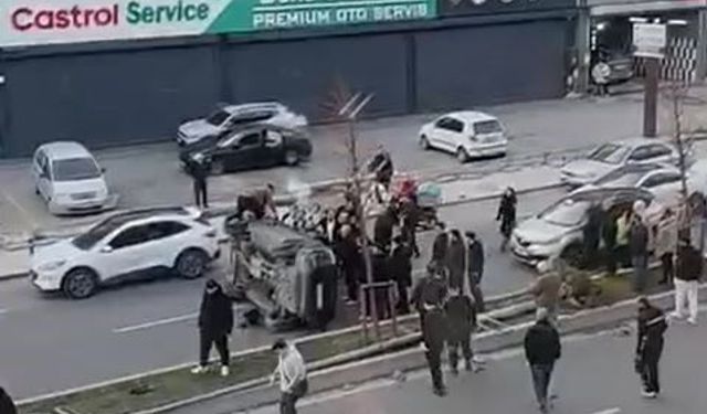 Beylikdüzü'nde direğe çarpan araç takla attı