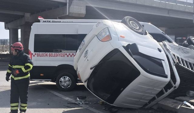 Bilecik'te halk minibüsü ile kırmızı ışık ihlali yapan kamyonet çarpıştı, 8'i hafif 9 yaralı