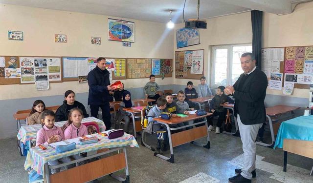 Bilecik'te jandarmadan öğrencilere spor malzemesi desteği