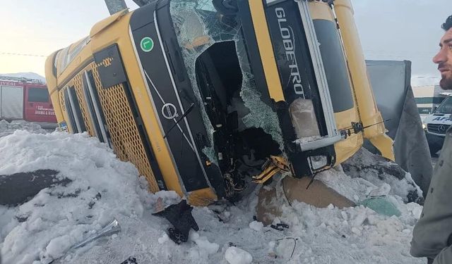 Bitlis'te iki tır devrildi, 1 kişi yaralandı