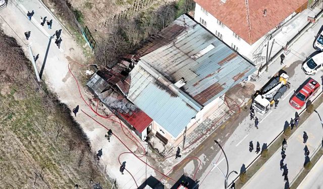 Bolu'da mobilya atölyesiyle bitişikteki ev alevlere teslim oldu