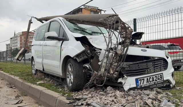 Bursa'da direğe çarpan otomobildeki, 2 kişi yaralandı
