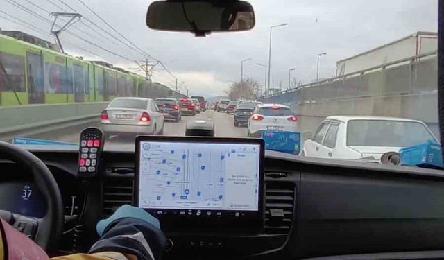 Bursa'da hayat koridoru açıldı: Sürücülerden alkışlanacak hareket