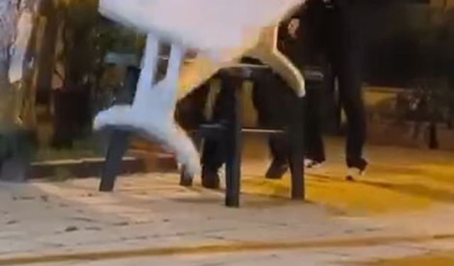 Cami bahçesindeki masalara zarar veren çocuklar kamerada