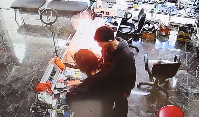 Cep telefonu bomba gibi patlayıp alev aldı: O anlar kamerada