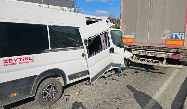 Çerkezköy'de işçi servisi tıra çarptı: 1'i ağır 4 yaralı