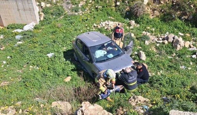 Defne'de uçurumdan yuvarlanan otomobil sürücüsü yaralandı