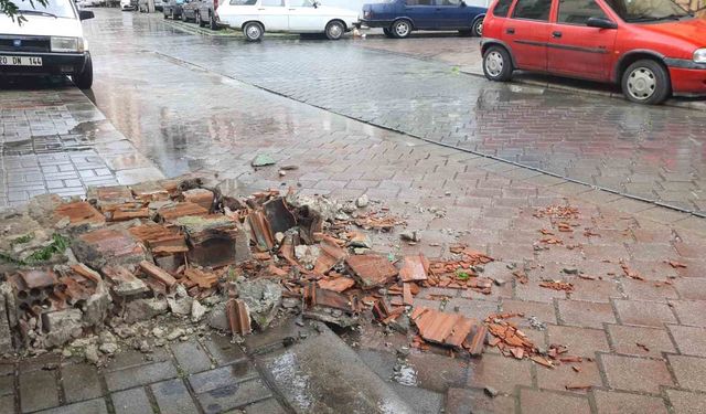 Denizli'de çatılar uçtu, ağaçlar araçların üzerine devrildi, insanlar yürüyemedi