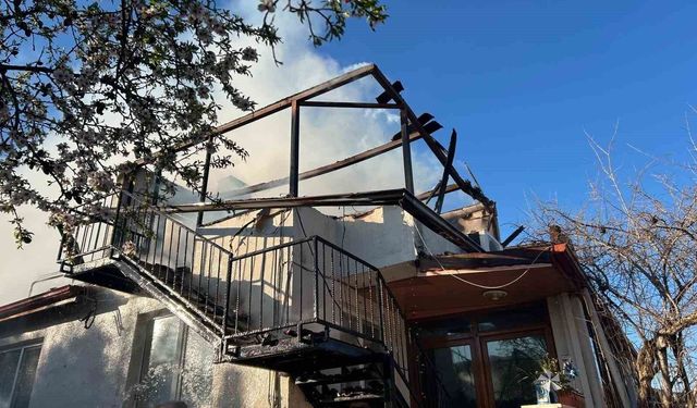 Denizli'de korkutan yangında çatı küle döndü