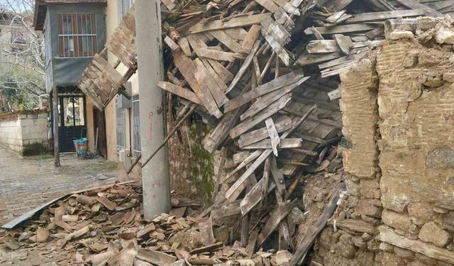 Denizli'de metruk ev çöktü